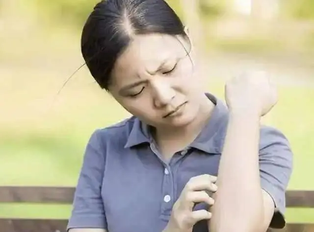 無論男女，手臂出現過2個表現，多半是癌癥纏身了，盡快檢查醫治