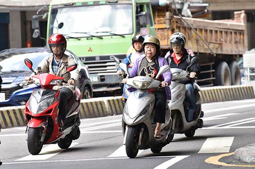 機車發不動！他牽去附近車行「線圈壞掉報價2600」 改去別家「老闆一開口」愣住了…