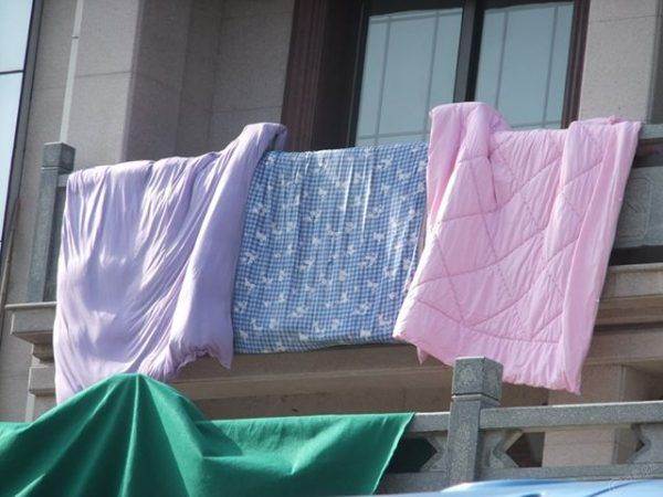 樓上鄰居曬棉被「整件垂下來擋住我家窗戶」 上樓反應她不聽「我淡定走向窗戶」隔天換她下樓求我
