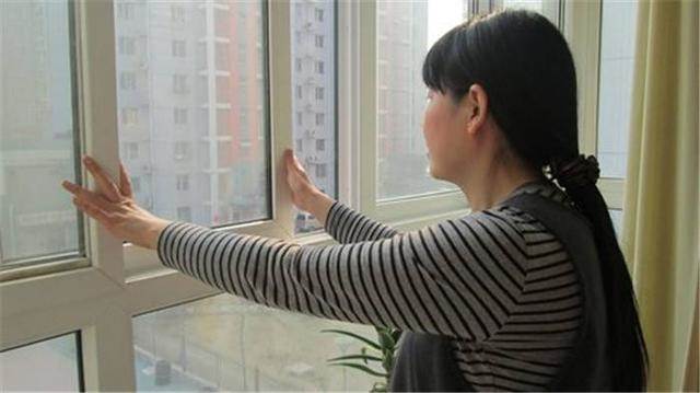 樓上鄰居曬棉被「整件垂下來擋住我家窗戶」 上樓反應她不聽「我淡定走向窗戶」隔天換她下樓求我