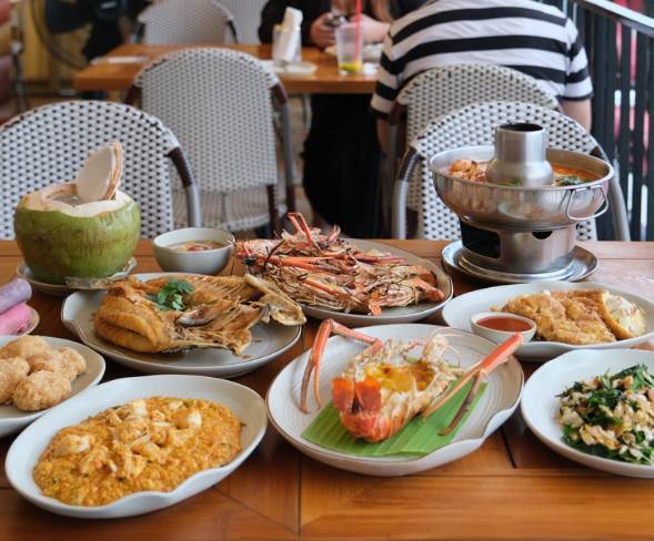 臺南39歲離婚[少.婦]嫁給21歲泰國留學生，每天3次 一年後產下三胞胎，護士抱出時全家死寂！