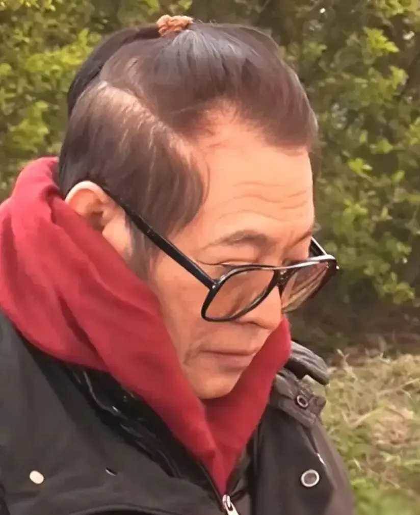 李連杰一家現身尼泊爾「修行」，62歲利智素顏露面，網驚：不仔細看，根本認不出！