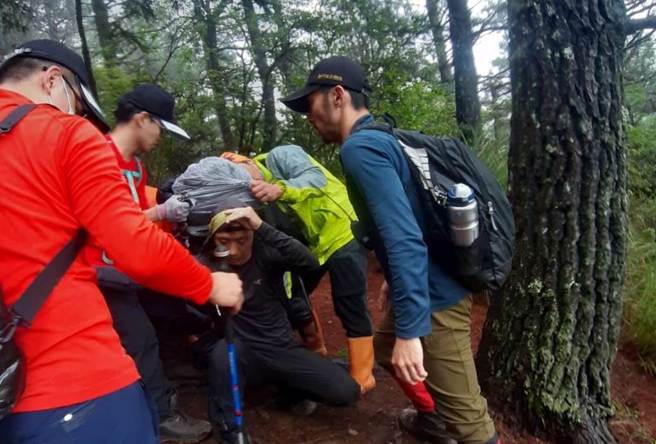 山上驚見無名屍！好心男大愛「綁身騎7公里」運下山　無私救援惹淚「他低調回應了」