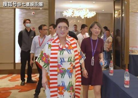 郭碧婷帶3保姆來杭探班，兒子大眼睛超萌，向佐安排工人搬行李