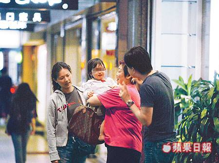 王識賢當年娶酒店小姐和母斷絕關係，還詛咒懷孕媳婦母女死在手術台上，結婚13年如今變成這副模樣