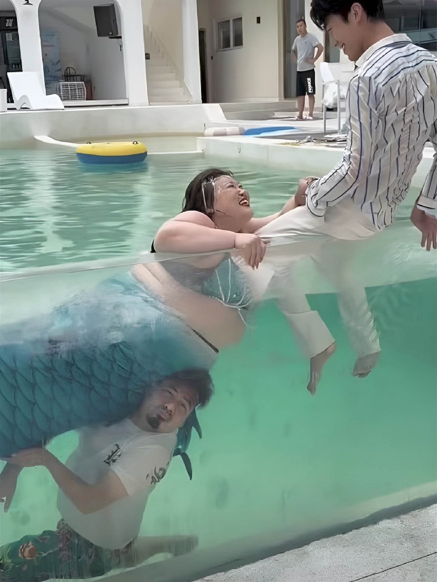 顧客想拍「美人魚婚紗照」，攝影師全程蹲在水底當「人肉墊背」，看到成片后：值了！