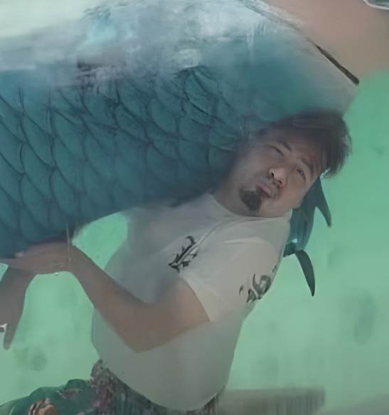 顧客想拍「美人魚婚紗照」，攝影師全程蹲在水底當「人肉墊背」，看到成片后：值了！