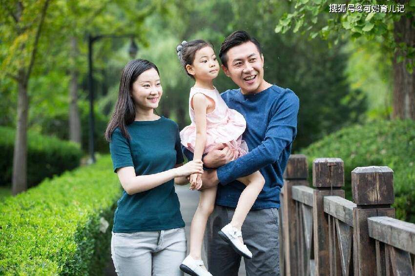 爸爸幫4歲女兒洗澡，不久女兒就說尿尿很疼，媽媽知道後悲憤不已