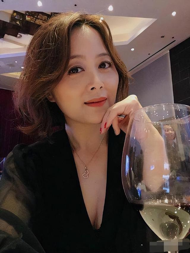 TVB47歲女星姚樂怡：財務壓力大轉型美食博主，被質疑人設造假？