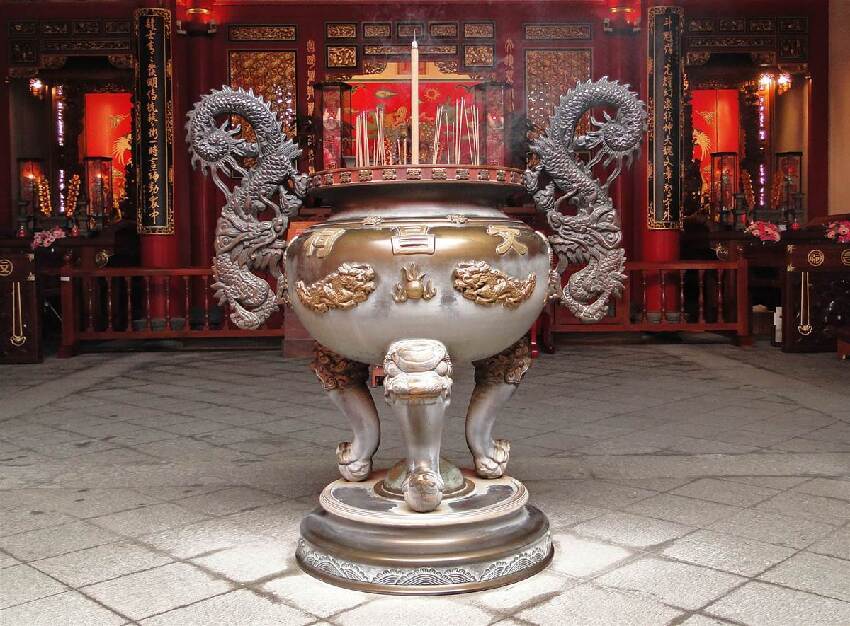 女博士失蹤十一年，連續七天托夢弟弟：我在老家的香爐裏！家人火速前往後所有人驚呆