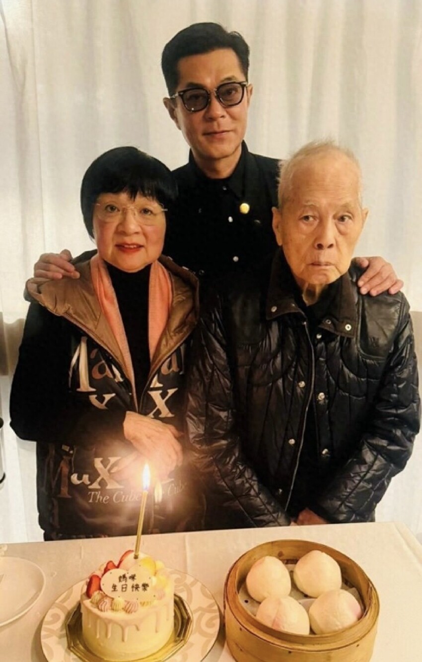 古天樂為媽媽慶生曬合照，逾90歲古爸爸罕露臉，古天樂長得像媽媽
