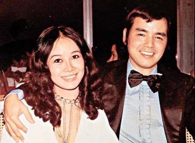 73歲港姐為李小龍哥哥掃墓，墓前鋪滿白花，離婚逾30年仍每年拜祭