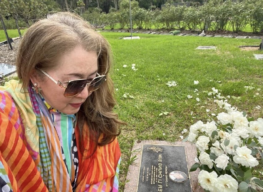 73歲港姐為李小龍哥哥掃墓，墓前鋪滿白花，離婚逾30年仍每年拜祭