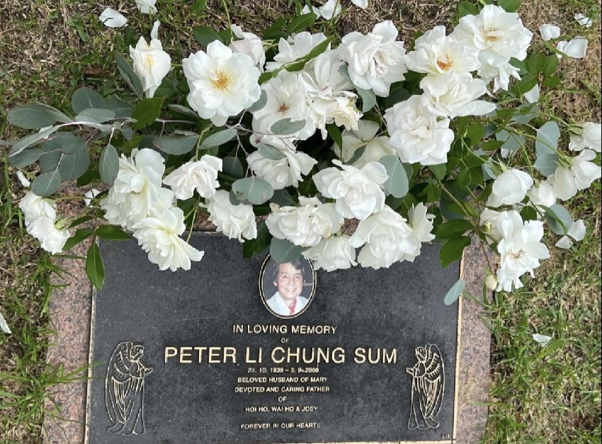 73歲港姐為李小龍哥哥掃墓，墓前鋪滿白花，離婚逾30年仍每年拜祭