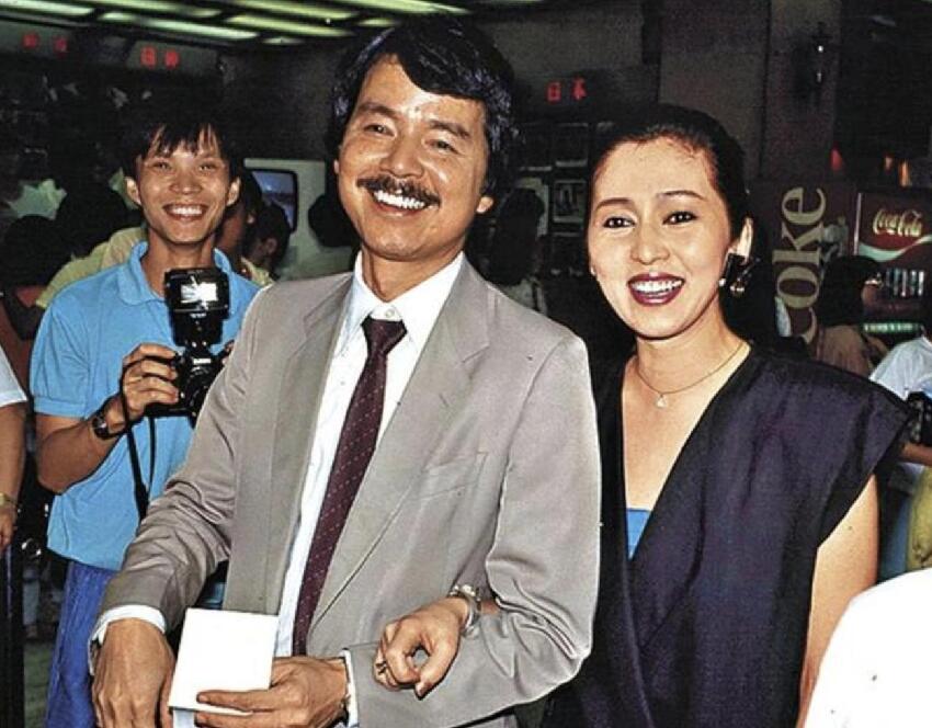 73歲港姐為李小龍哥哥掃墓，墓前鋪滿白花，離婚逾30年仍每年拜祭