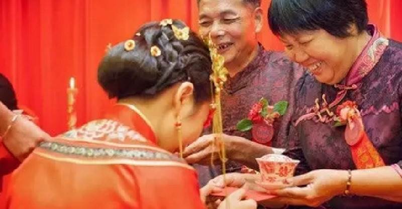 清明節帶一堆禮物回婆家，第2天婆婆說「家裡少了1萬塊」一口咬定是我女兒拿的！ 我淡定「打開監視器」該婆婆傻眼了