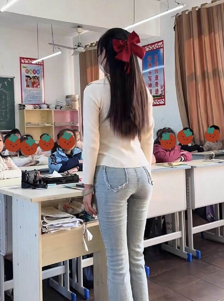 女老師「瑜珈褲」上課,被校長批評,看到第4張,網友炸鍋:太離譜