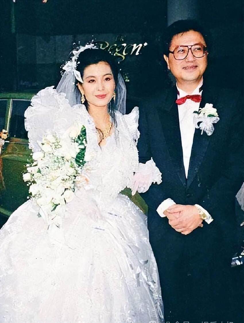 14歲混黑道，20歲港姐第四名，結婚13天成寡婦，如今54歲的「顛后」伍詠薇過得怎麼樣了？